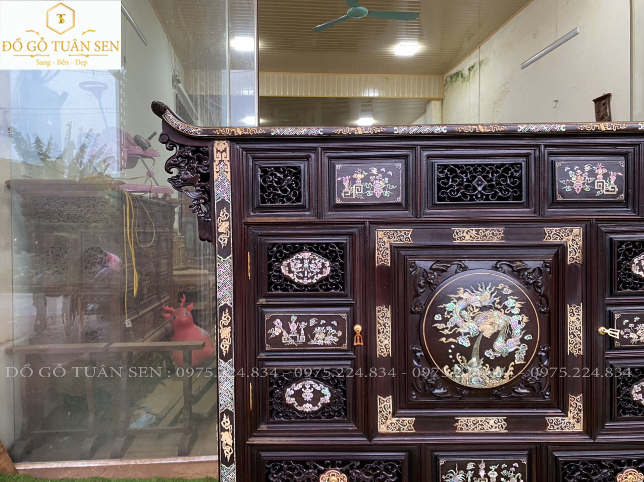 tủ thờ huế được khảm toàn bộ ốc đẹp và ngà voi quý hiếm 